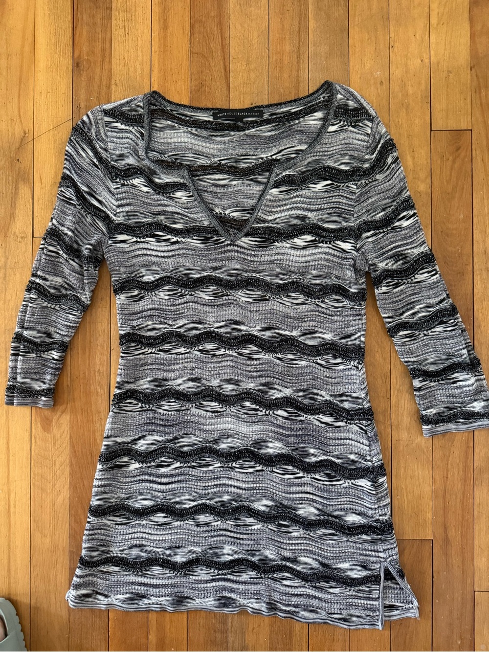 White House Black Market Black & Gray Wave-Pattern V-Neck Tunic